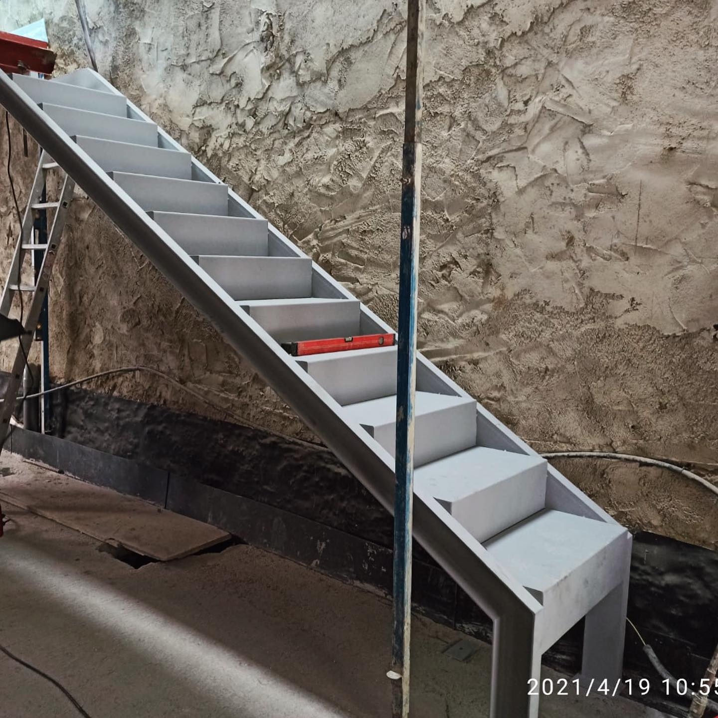 Escalera metálica interior vivienda